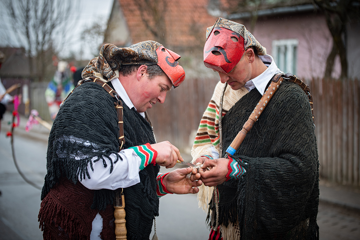 Jókedvvel, mulatással dugták el a Marost 